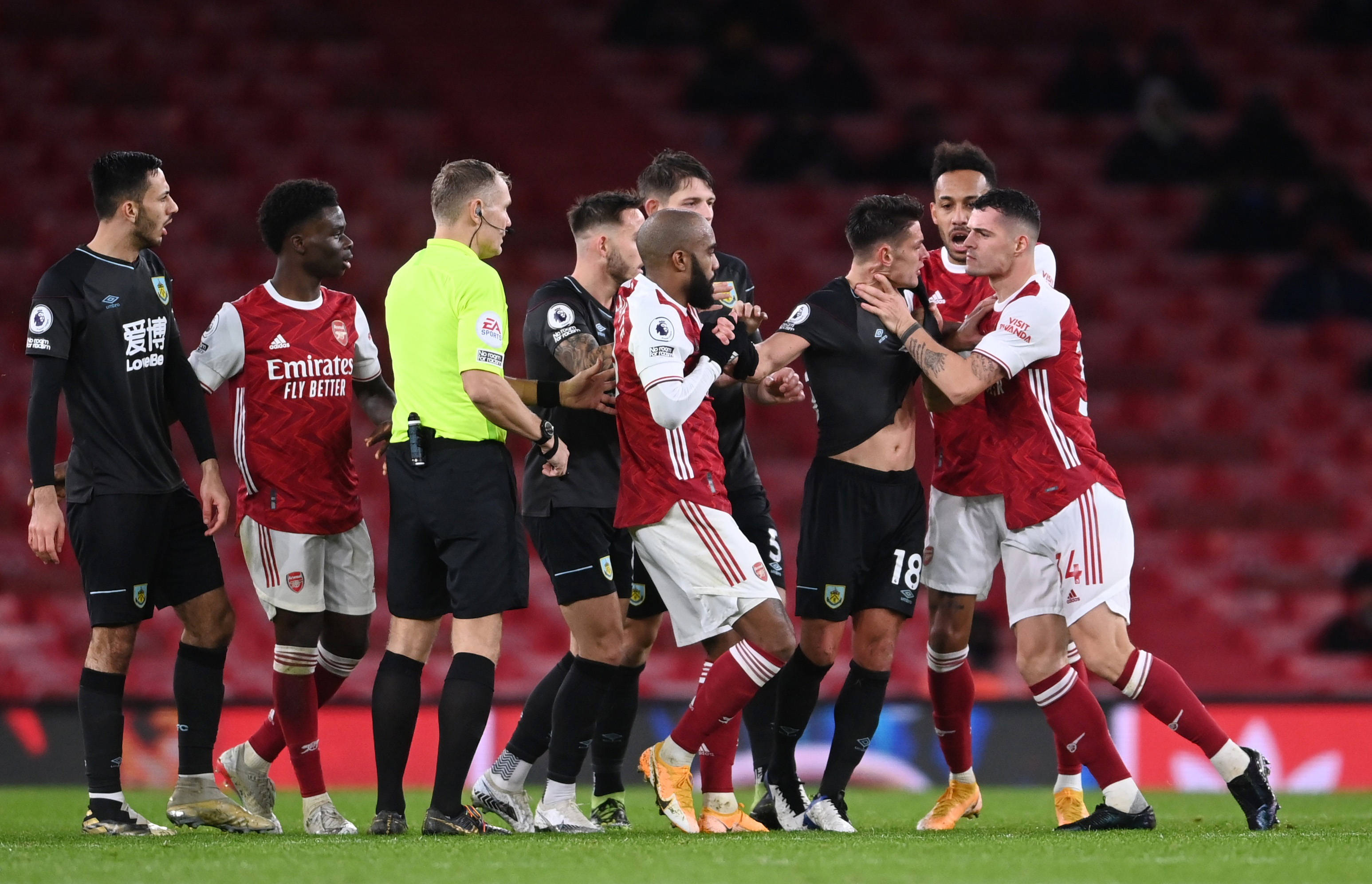 好友对决一人需出局 戴资颖拉查诺赛后泪拥